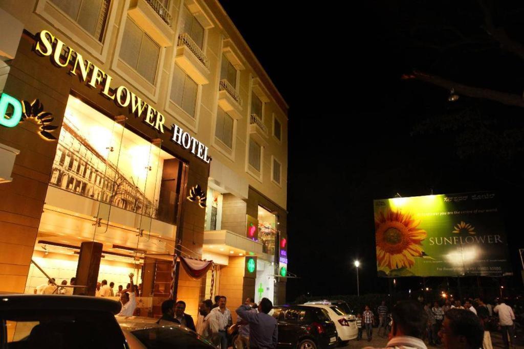 Sunflower Hotel Mysore Buitenkant foto