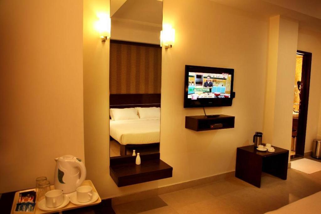 Sunflower Hotel Mysore Buitenkant foto